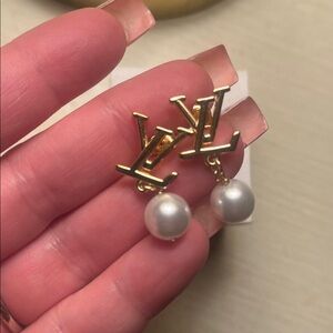 ❤️ Vintage mid 2000’s Louis Vuitton Gold and White Pearl Earrings. ♥️